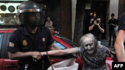 Сотрудник ОМОНа арестовывает женщину во время акции протеста. Иллюстративное фото.