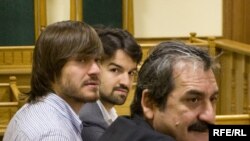 Адвокат Сайдахмет Арсамерзаев (справа), Джабраил Махмудов и адвокат Мурад Мусаев в зале суда 
