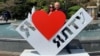 Нестор Шуфрич с супругой возле знака «Я люблю Ялту»
