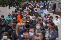 People line up in Homel to sign a petition supporting the candidacy of Svyatlana Tsikhanouskaya on May 28.