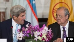 Глава МИД Узбекистана Абдулазиз Камилов (справа) и госсекретарь США Джон Керри.