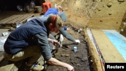 Учени работят по останки в пещерата "Бачо Киро"