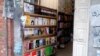در ایران «صدها کتابفروشی تبدیل به پیتزافروشی شده‌است»