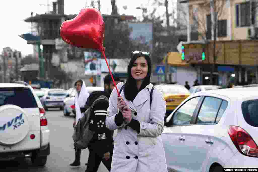 ირანი, 14 თებერვალი: თეირანში ვალენტინის დღეს ქალი გულის ფორმის ბუშტით პოზირებს. 19 თებერვალს ირანმა დაადასტურა, რომ COVID-19-ით ორი ადამიანი დაიღუპა, თუმცა მანამდე უარყოფდა, რომ 12 თებერვალს ამ დაავადებას ქალი შეეწირა. 23 მარტის მონაცემებით, პანდემიის შედეგად ირანში გარდაცვლილია 1 812 ადამიანი.&nbsp;
