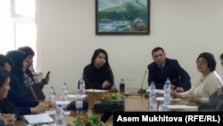 Участники пресс-конференции в Нур-Султане, попросившие власти Казахстане предоставить убежище казахам из Китая Кастеру Мусаханулы и Мурагеру Алимулы. 29 октября 2019 года.