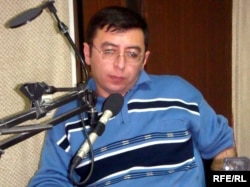 Elnur Astanbəyli Azadlıq Radiosunun studiyasında, 2009