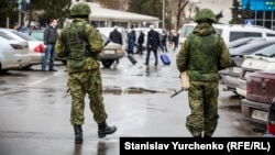 Російські військові («зелені чоловічки») без розпізнавальних знаків в аеропорту Сімферополя, 28 лютого 2014 року