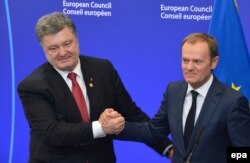 Ukrainian President Petro Poroshenko (left) and EU Council President Donald Tusk