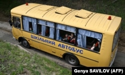 Діти під час евакуації із захопленого російськими військами міста Куп’янська на Харківщині, 30 травня 2022 року