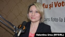 Angela Matcov în studioul Europei Libere la Chișinău