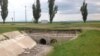 Пересохшее русло водного канала в Советском районе Крыма. Май 2014 года
