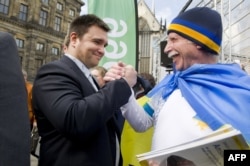 Ukrainian Foreign Minister Pavlo Klimkin (left) takes part in a rally in Amsterdam in favor of a "yes" on the Association Agreement with Ukraine on April 3.