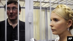 Yuriy Lutsenko (left) and Yulia Tymoshenko meet in a courtroom in Kyiv in May.