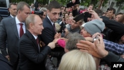 Президент России Владимир Путин говорит с жителями Крыма. Севастополь, 9 мая 2014 года.