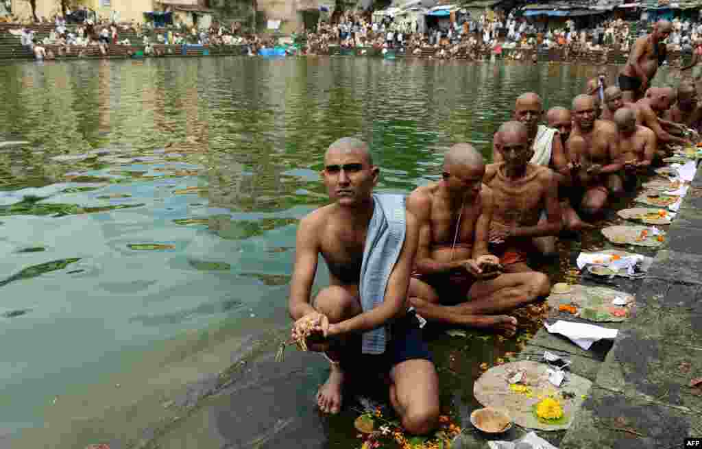 Індія – Індуїсти під час ритуалу Пітра-Пакша (період з 16 днів, коли індуїсти віддають шану своїм предкам, особливо через приношення їжі), Мумбай, 4 жовтня 2013 року