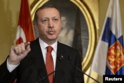 Erdoğan sajtótájékoztatót tart Helsinkiben 2013. november 6-án (archív kép)