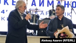 Народный артист Азербайджана Октай Мир-Касимов (режиссер и сценарист) вручает статуэтку Серику Апрымову в номинации «Лучший сценарий» (фильм «Звонок отцу).