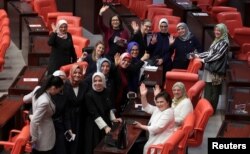نمایندگان زن حزب حاکم ترکیه در پارلمان این کشور در ۲۰ مه ۲۰۱۶