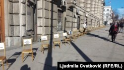 Zlatnim stolicama koje su bile povezane lancem i katancem, Udruženja Ivent industrije ukazalo je Vladi Srbije na svoj položaj tokom pandemije
