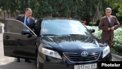 Armenia - Gagik Minasian (R) and Davit Harutiunian, chief government negotiator, arrive at a meeting with opposition representatives, 23Aug2011. 