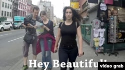 2014 жылғы танымал видеоның бірі Нью-Йорк көшесінде кетіп бара жатқан бойжеткеннің басынан кешкендері жайлы.