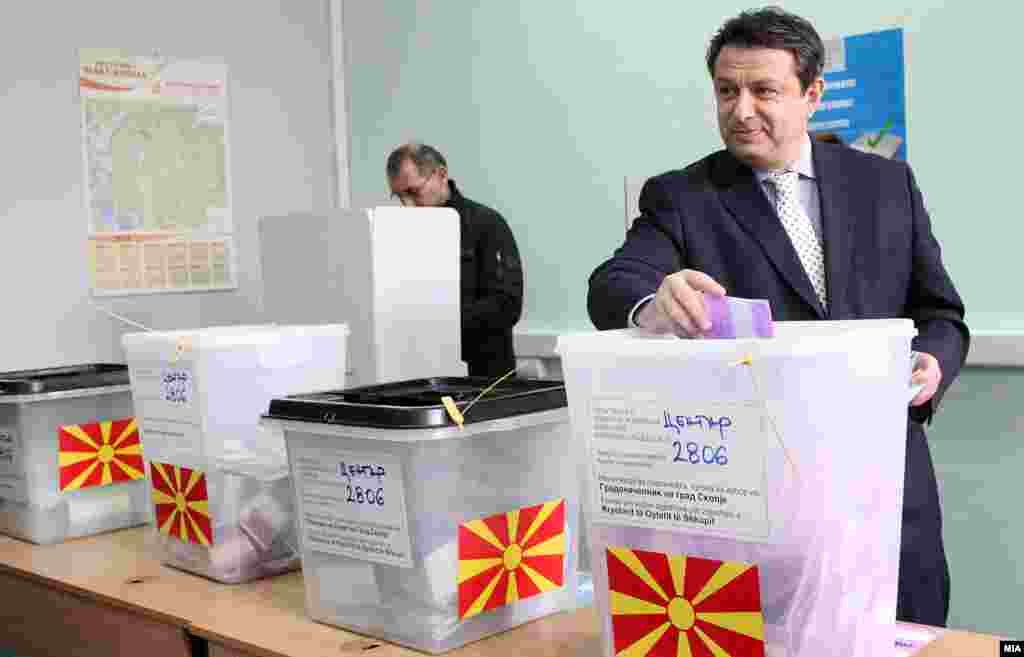  Јани Макрадули, кандидат на &bdquo;Сојузот за иднината&ldquo; за градоначалник на Скопје, гласа на Локалните избори 2013. 
