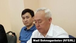 Председатель Союза журналистов Казахстана Сейтказы Матаев (справа) и его сын Асет Матаев на суде по их делу в Астане. 3 августа 2016 года.