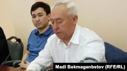 Сейітқазы Матаев пен оның ұлы Әсет Матаев сотта отыр. Астана, 3 тамыз 2016 жыл.