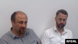 ქართველოლოგი ლორენს ბროვერსი (მარჯვნივ) და დამოუკიდებელი ქართული ტელესტუდია „რეს“ დირექტორი მამუკა ყუფარაძე