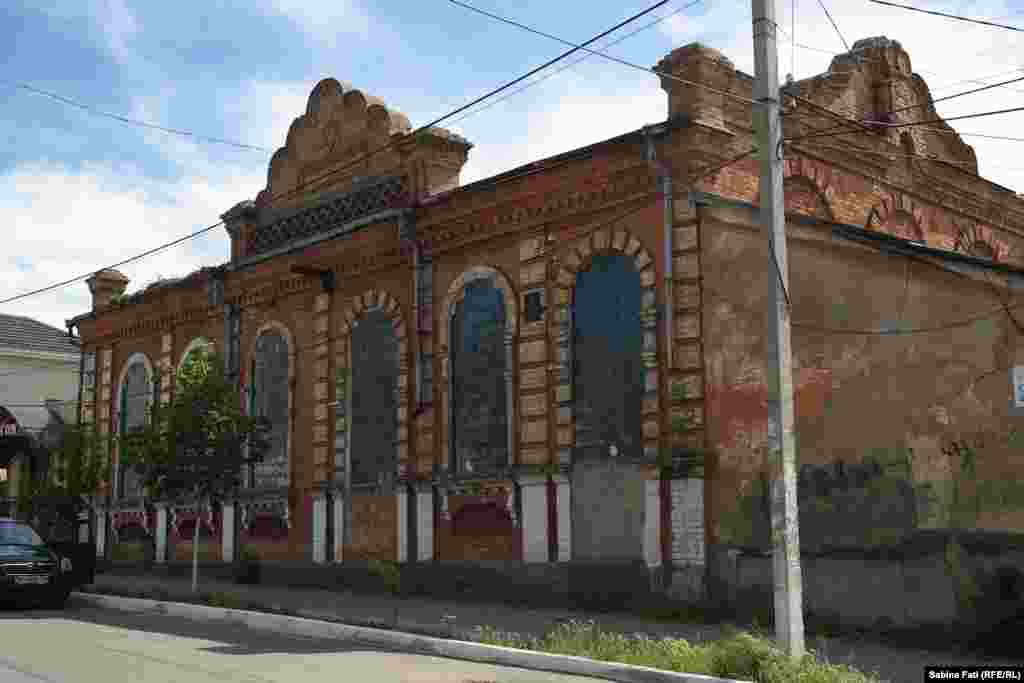 Cetatea Albă 2016: construcțiile din cărămidă roșie sînt făcute în general în perioada administrației românești.