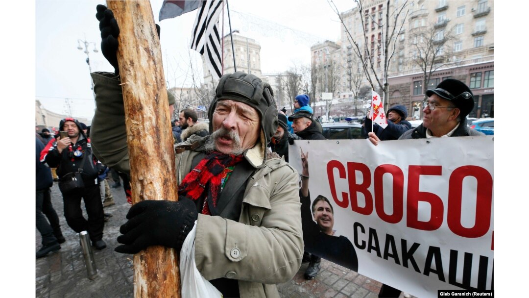 Сторонники Саакашвили возле здания Печерского суда в Киеве