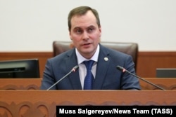 Artyom Zdunov, who has been appointed prime minister of Daghestan, speaks to the Russian republic's assembly on February 7.