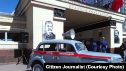 Портрет Сталина у станции метро «Сокольники» в Москве.
