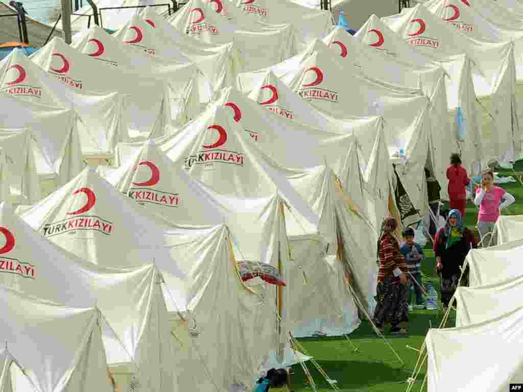 Turaka - Nakon katastrofalnog zemljotresa, tisuće ljudi traži skolonište, dok su noćne temperature pale ispod nule, 26.10.2011. Foto: AFP / Mustafa Ozer 