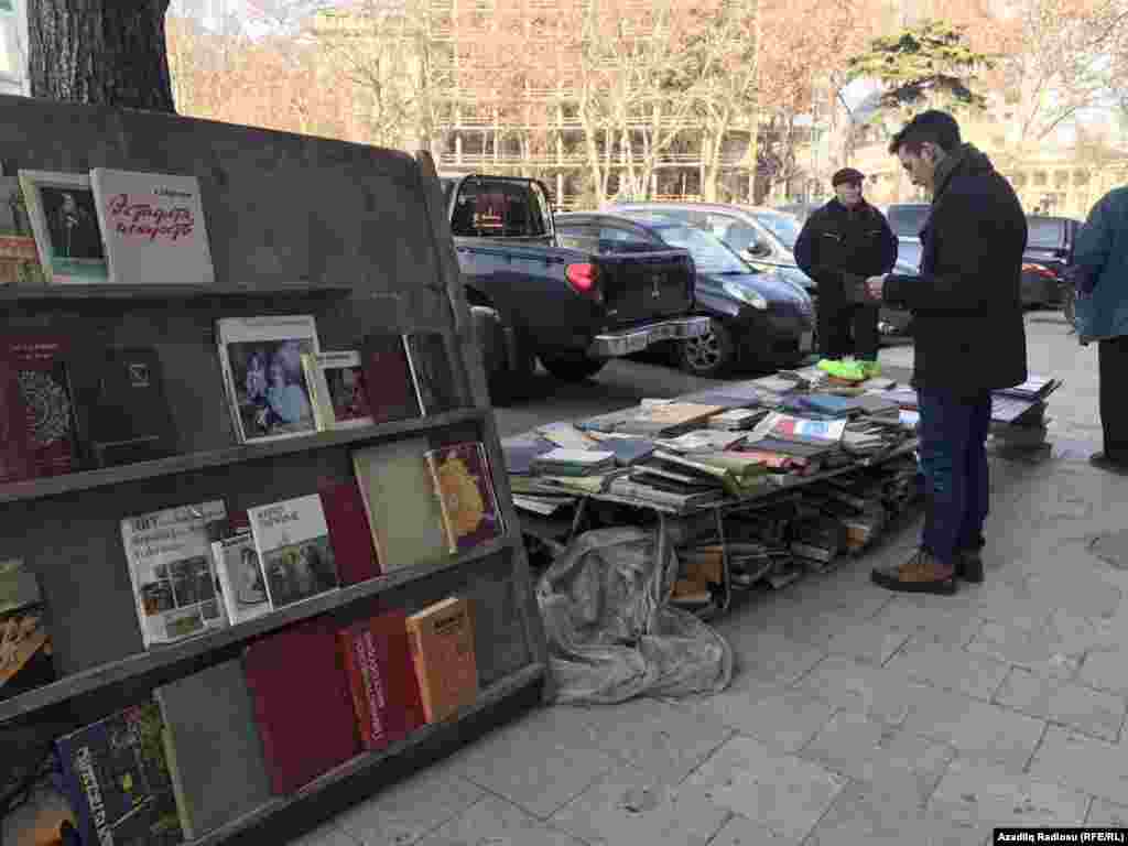 Bakıda dükanlar kitabı bayıra düzə bilməz.