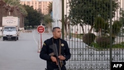 Працівник поліції Тунісу перед музеєм Бардо напередодні його відкриття після нападу, фото 23 березня 2015 року