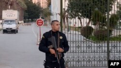 Polisiýa wekili gözegçilikde, Tunis, 2015. 