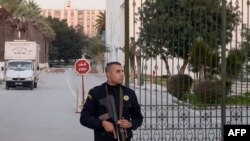 Polici në roje para muzeut Bardo në Tuniz