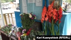 Цветы, оставленные посетителями посольства Узбекистана в Казахстане по случаю смерти Ислама Каримова. Алматы, 3 сентября 2016 года.