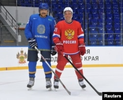 Карим Масимов с Дмитрием Медведевым на хоккейной площадке в Сочи. 11 августа 2016 года.
