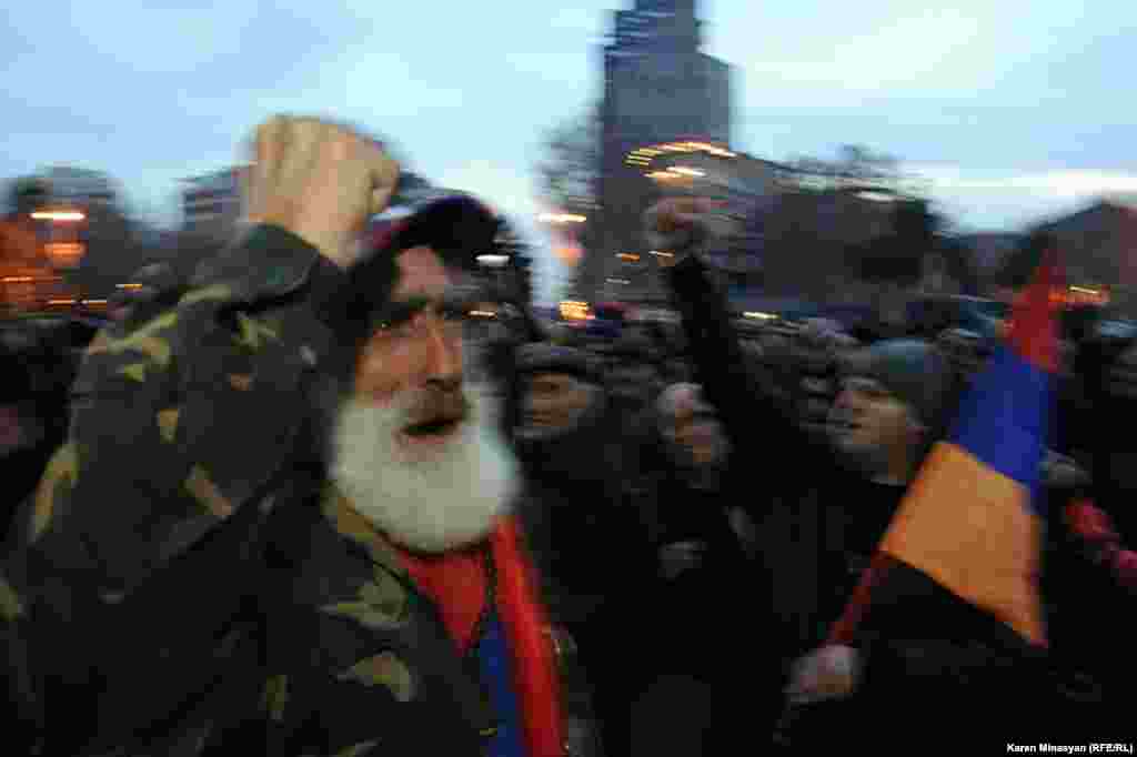 Hovannisian-ın tərəfdarları Yerevanda etiraz aksiyası zamanı. 20 fevral 2013