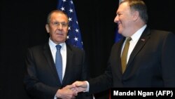 Глава МИД России Сергей Лавров (л) и госсекретарь США Майк Помпео