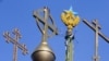 Steaua de pe o „vîsotka” stalinistă din Moscova (unul din cei șapte zgârie-nori construiți la ordinul lui Stalin, simbolizând cei 800 de ani de la întemeierea Moscovei (1147-1947), vopsită în culorile steagului ucrainean, după anexarea Crimeii de către Rusia, 20 august 2014