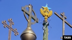 Steaua de pe o „vîsotka” stalinistă din Moscova (unul din cei șapte zgârie-nori construiți la ordinul lui Stalin, simbolizând cei 800 de ani de la întemeierea Moscovei (1147-1947), vopsită în culorile steagului ucrainean, după anexarea Crimeii de către Rusia, 20 august 2014