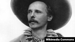 Karl May öz yaratdığı "Qoca Shatterhand" obrazının geyimində. (1896)