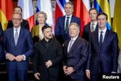 Мерц, Зеленський, Віткофф, Кушнер, над ними прем'єр-міністр Данії Фредеріксен, президентка Європейської комісії фон дер Ляєн, прем'єр-міністр Нідерландів Схоф та прем'єр-міністр Швеції Крістерссон. Берлін.15 грудня 2025 року