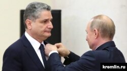 Russia -- President Vladimir Putin awards former Armenian Prime Minister Tigran Sarkisian the Order of Friendship during a Eurasian Union summit in Saint-Petersburg, December 20, 2019.