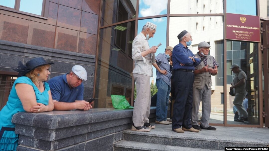 Представители ВТОЦ и сочувствующие у здания суда