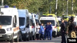 Автомобили «скорой помощи» возле Керченского колледжа в день трагедии. 17 октября 2018 года