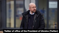 «Не можна дозволити, щоб нас вводили в оману Китай і Росія – два режими з менш бажаними цінностями, ніж у нас, коли вони влаштовують дуже обмежене, але широко розрекламоване постачання вакцин іншим» – Шарль Мішель, голова Європейської ради